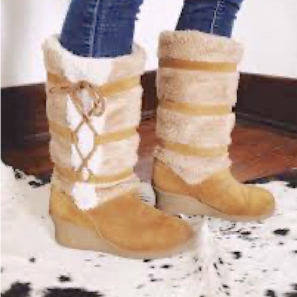 snowland Shoes - vintage 70's SNOWLAND  Beige Suede TALL lace up side faux fur wedge boots size 9